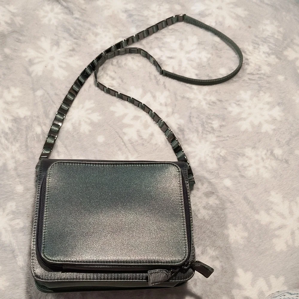 Nine West Green Satin crossbody, NWOT, double zip pocket w/5 card slots, 2 zips